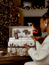 Charger l'image dans la galerie, ouverture du coffret Cinq Mondes Les Pharmacopées cadeau luxueux qui fait plaisir