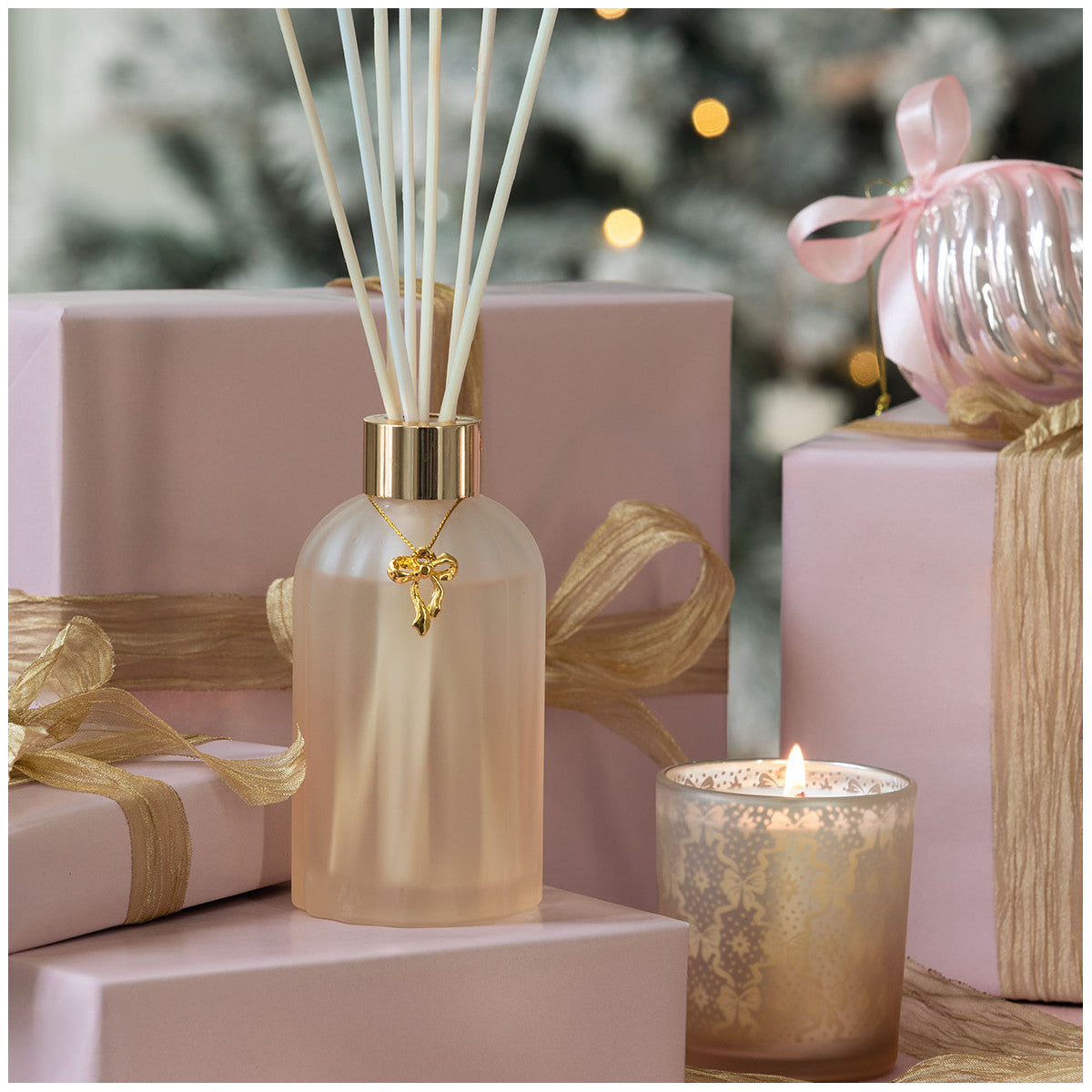 Ambiance de Noël avec bougie Orange Cannelle Rubans de Fête