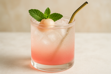 Charger l'image dans la galerie, Cocktail jus de litchi sirop rose avec paille dorée