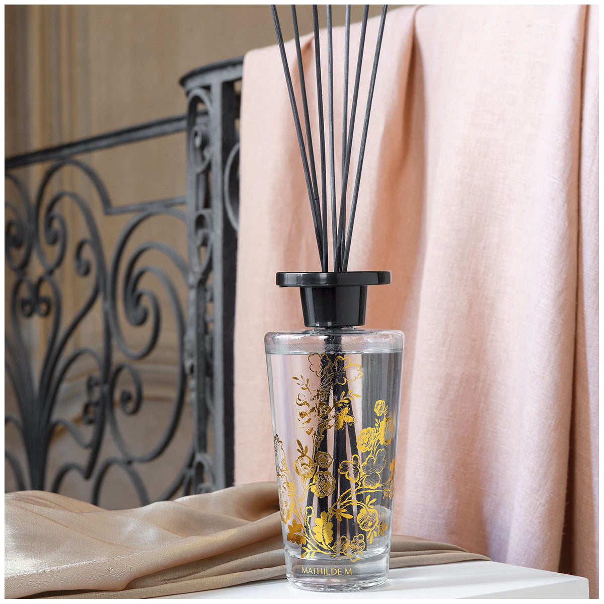 Diffuseur de parfum Marquise 450 ml sur console en intérieur