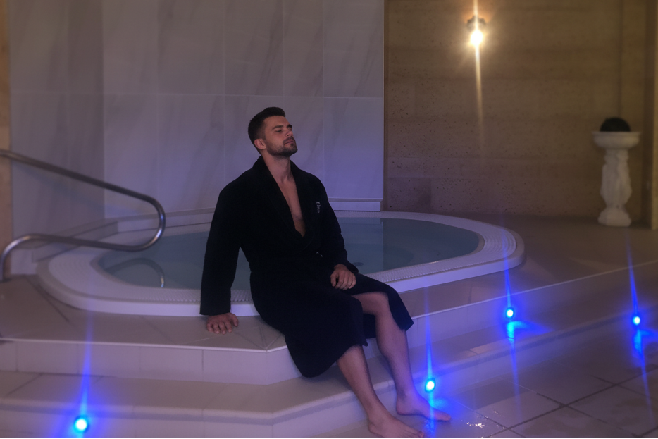 homme chez no stress en peignoir au spa