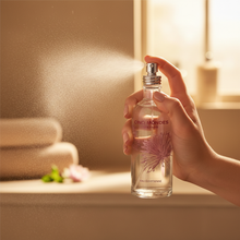 Charger l'image dans la galerie, Lifestyle main flacon brume Cinq Mondes