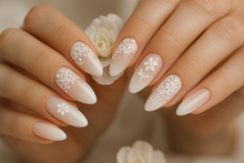 Charger l'image dans la galerie, Nail art élégant pour mariée