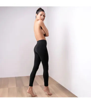 femme portant le pressopant arosha
