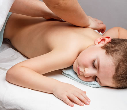 Les bienfaits du massage pour les enfants par NOUGATINE